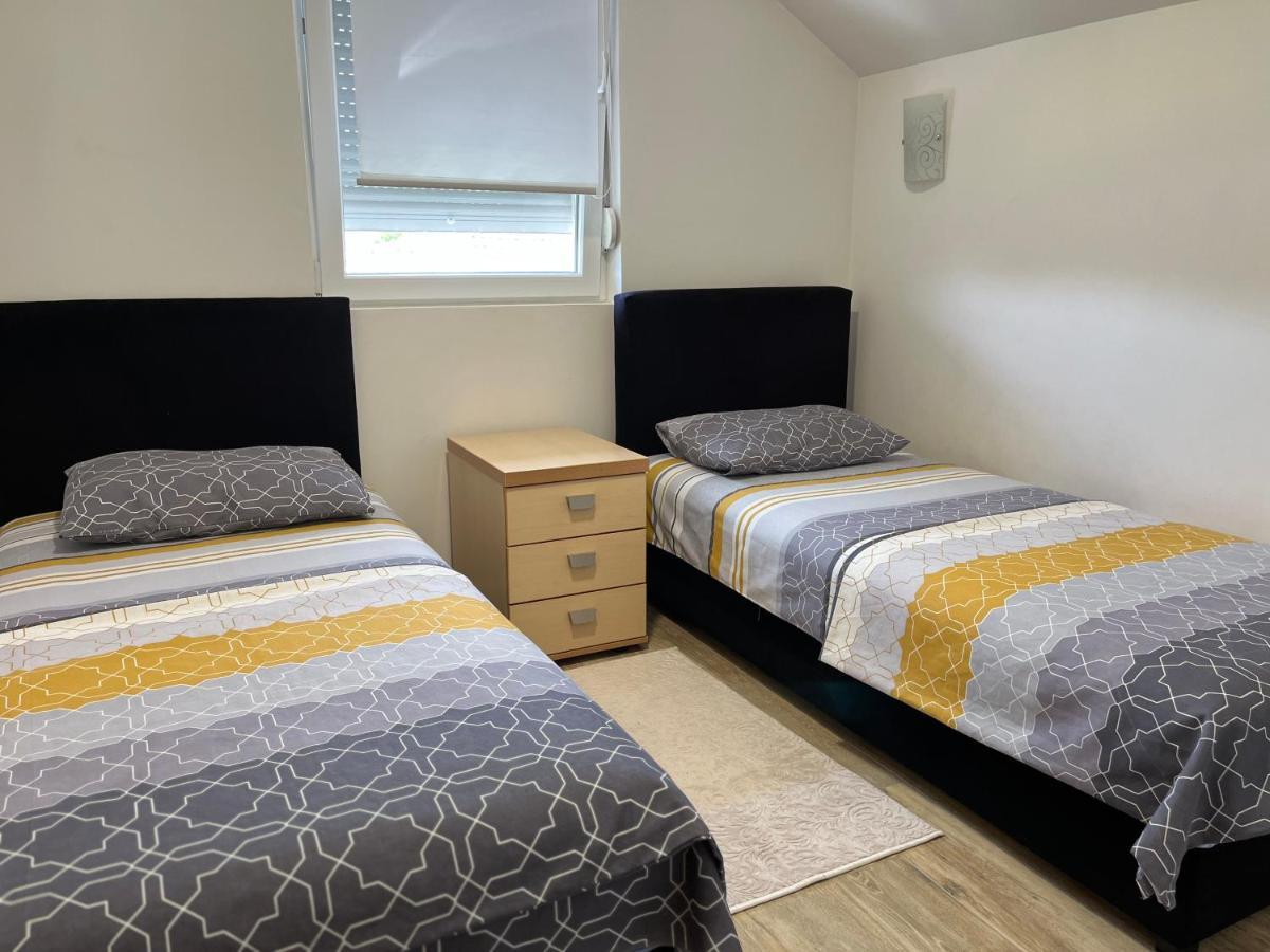 Apartment Helena Airport ポドゴリツァ エクステリア 写真