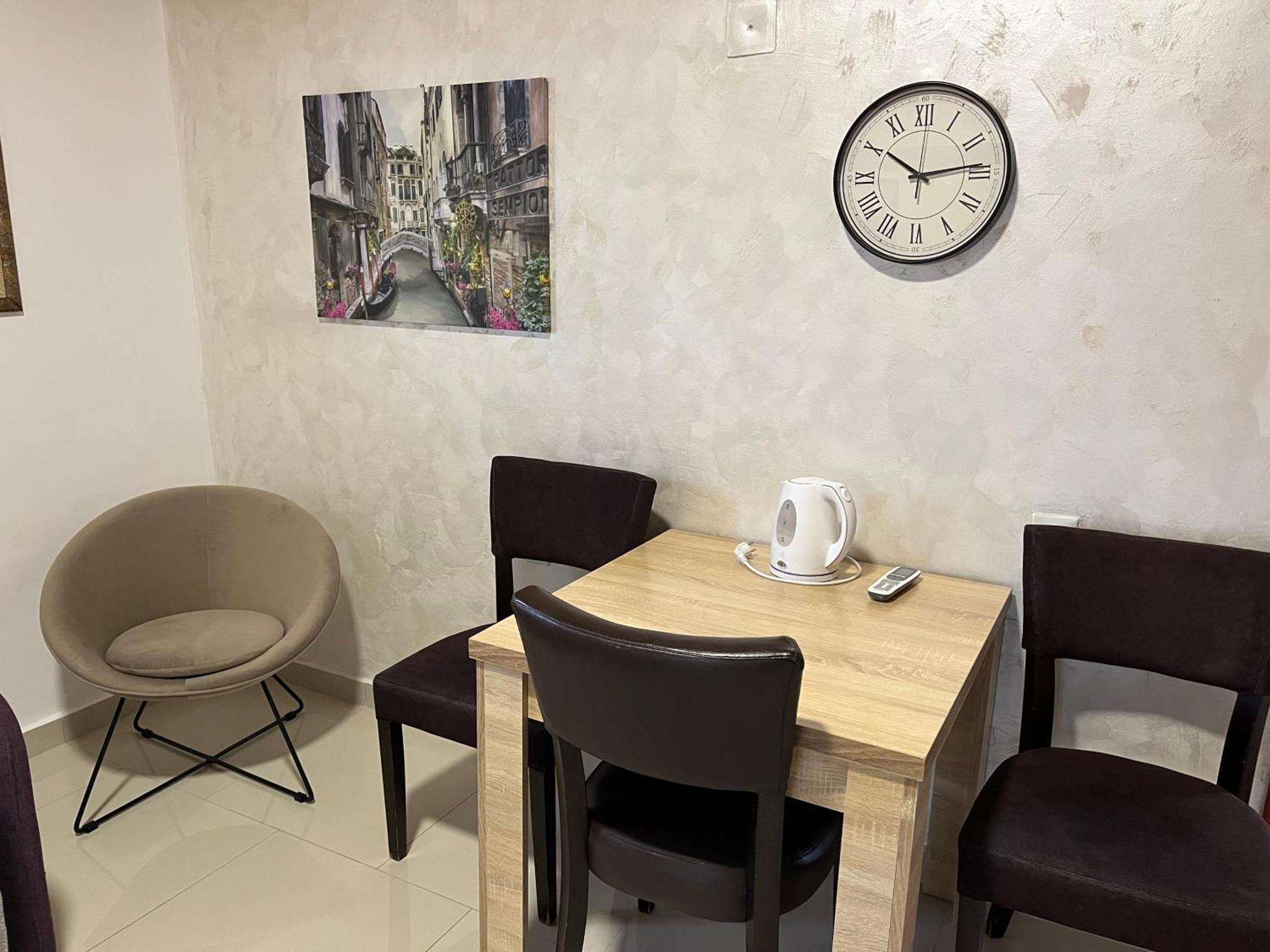 Apartment Helena Airport ポドゴリツァ エクステリア 写真